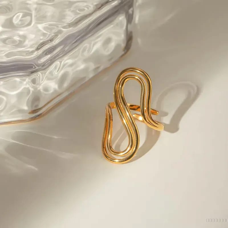 statement gold fingerring