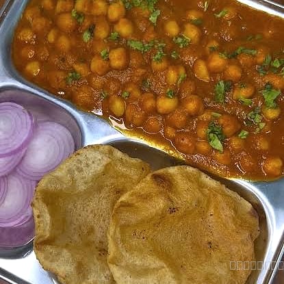 CHHOLE PANEER & PURI(4 PCS)